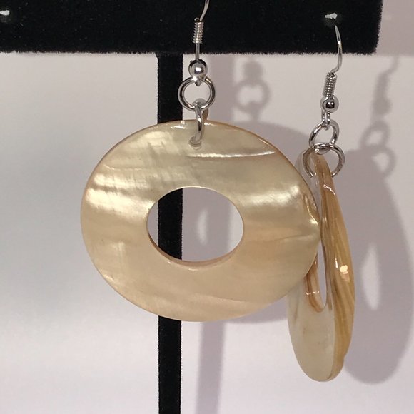 Brown Lip Pearl Doughnut Earrings - Picture 5 of 6